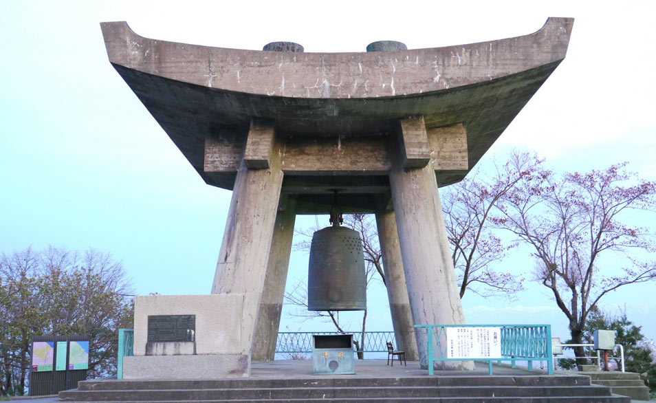 арка-памятник с колоколом