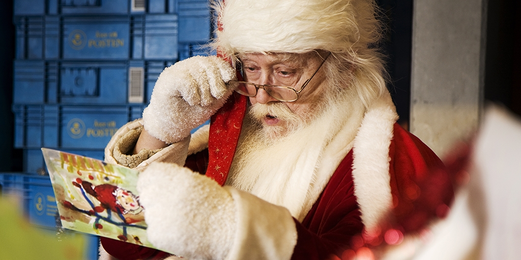 Дед Мороз читает письмо