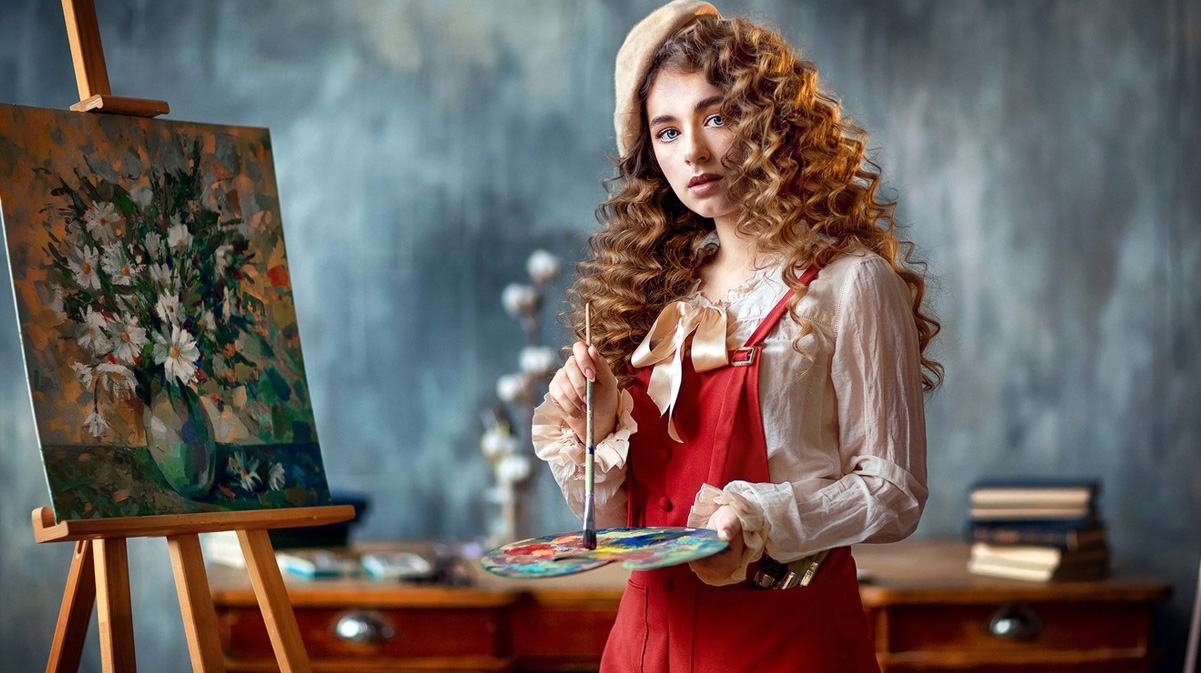 рыжая девушка рисует картину