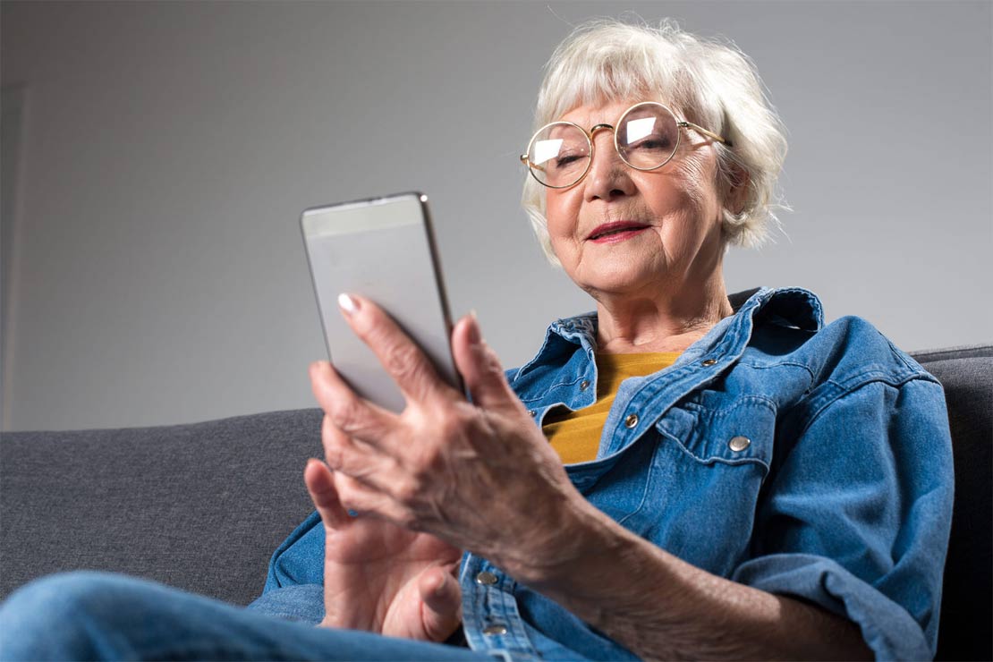 Мобильный телефон - отличный подарок для бабушки на Новый 2023 год