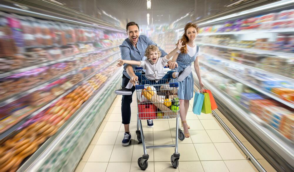 семья в супермаркете