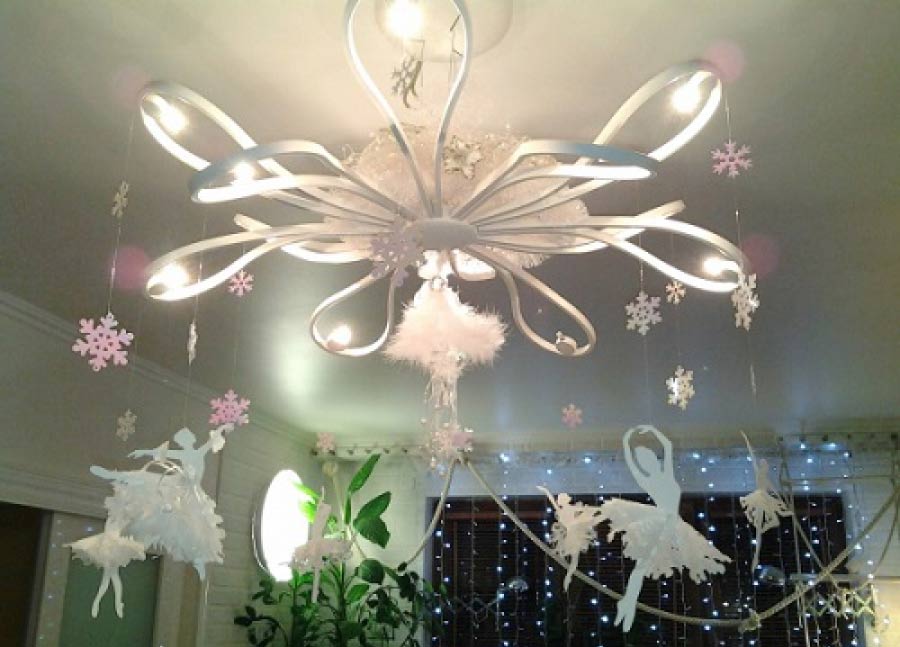 Украшение комнаты на Новый Год 2023 - декор люстры бумажными снежинками