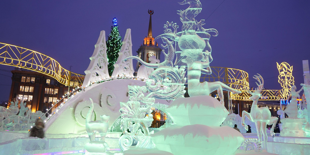 Ледовый городок у здания кукольного театра Экият в Казани
