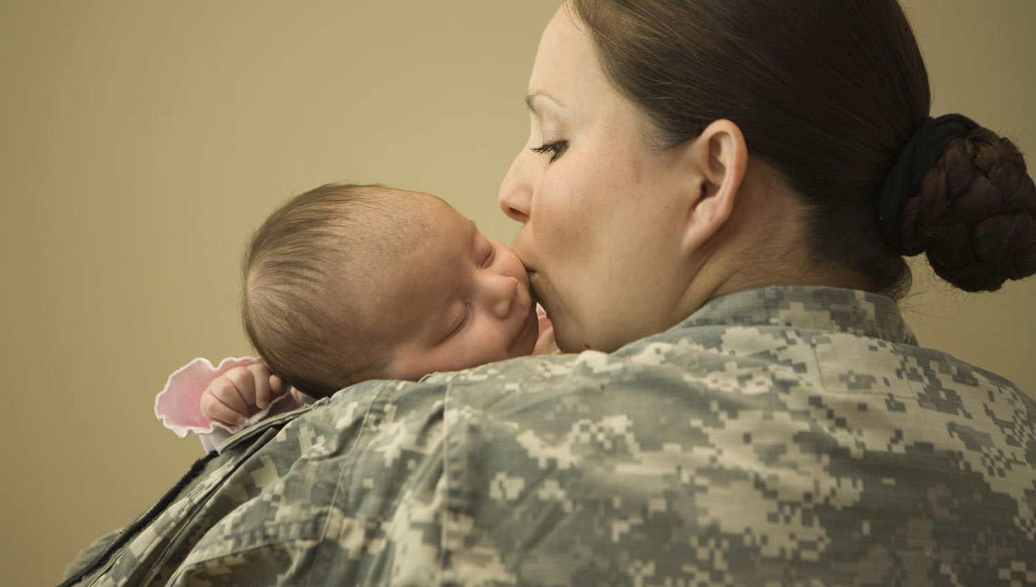Мама военнослужащая и малыш