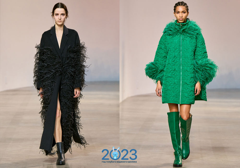Модные пальто осень-зима 2022-2023 декорированные перьями