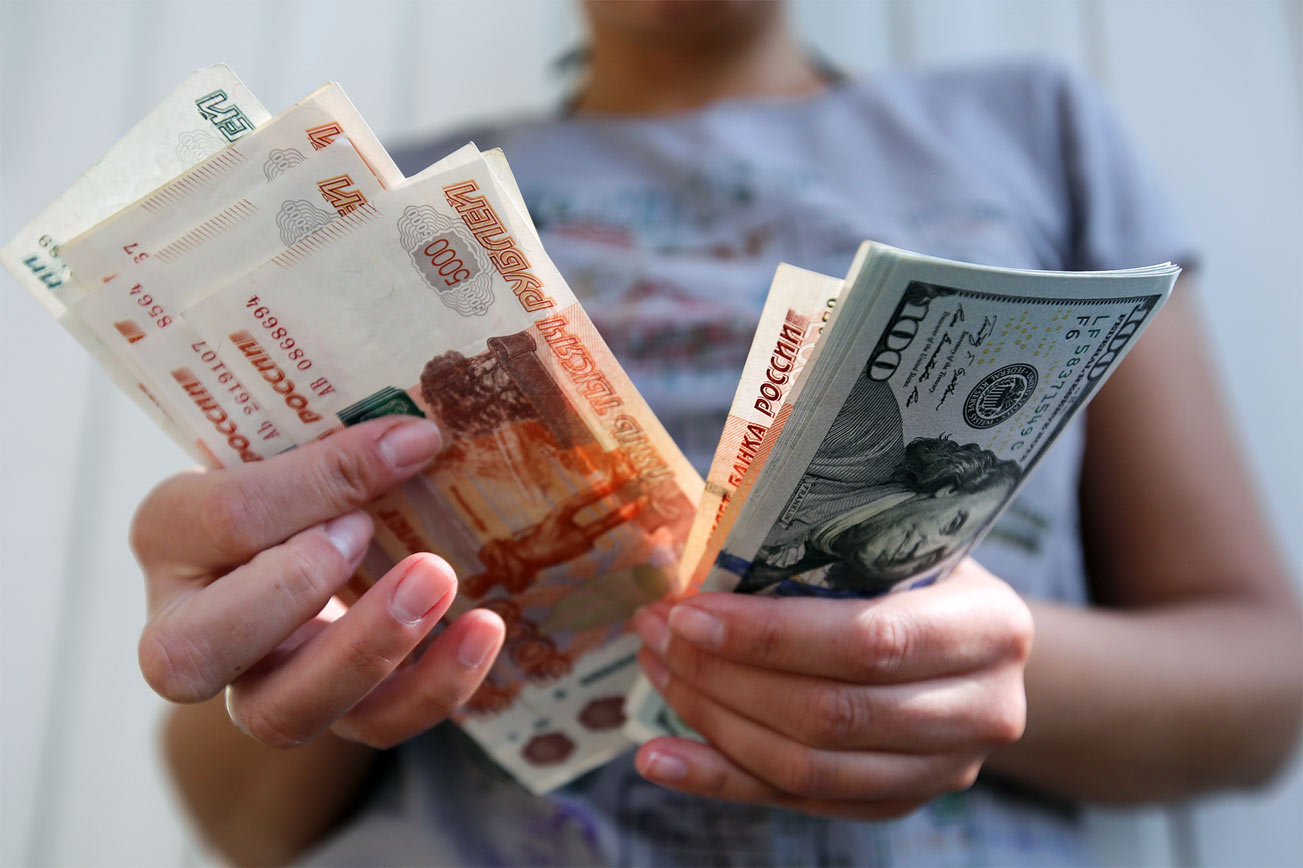 доллары и рубли в руках