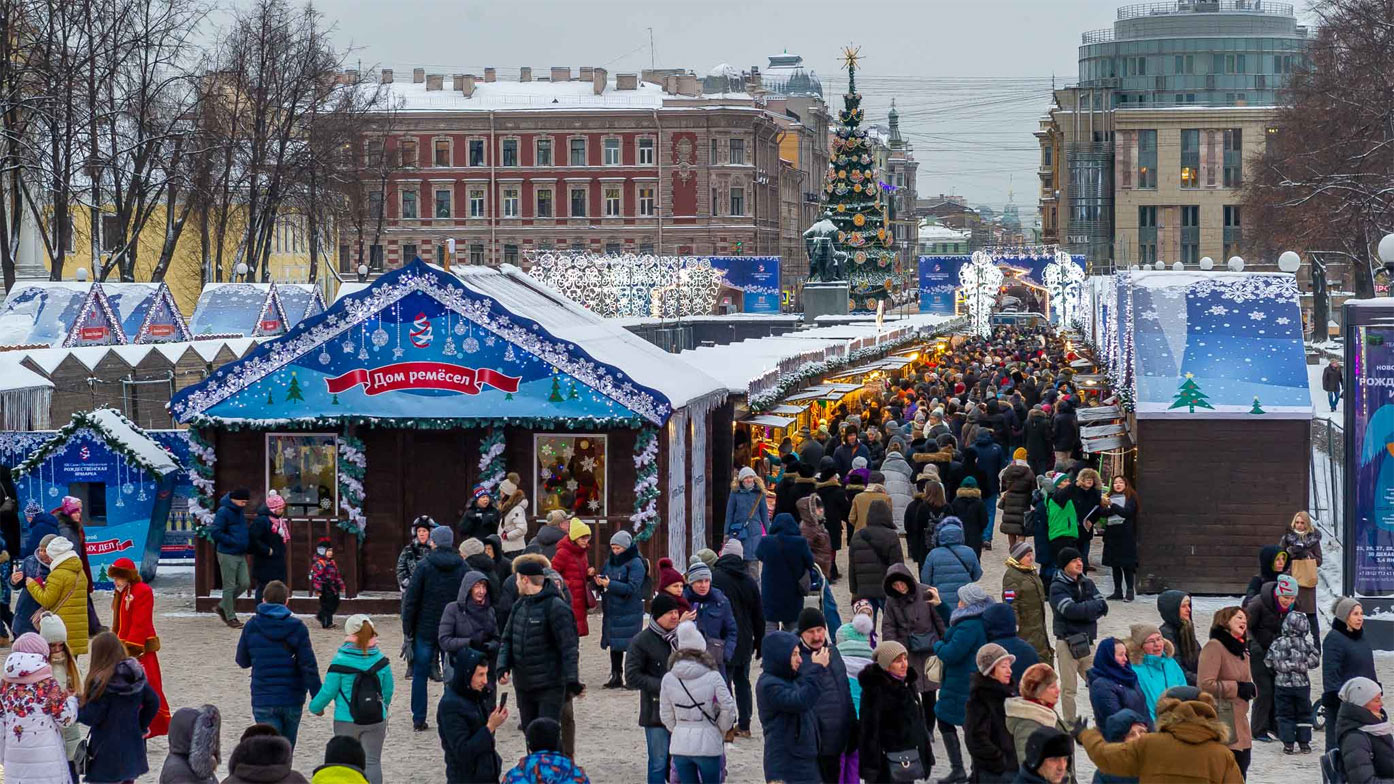 Рождественская ярмарка на Пионерской площади в Санкт-Петербурге 
