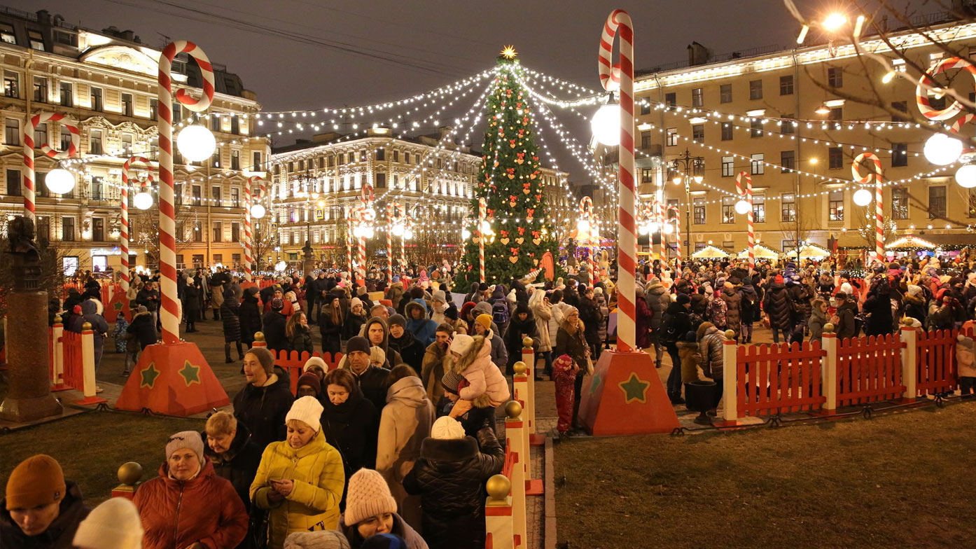 Рождественская ярмарка на Манежной площади в Санкт-Петербурге 
