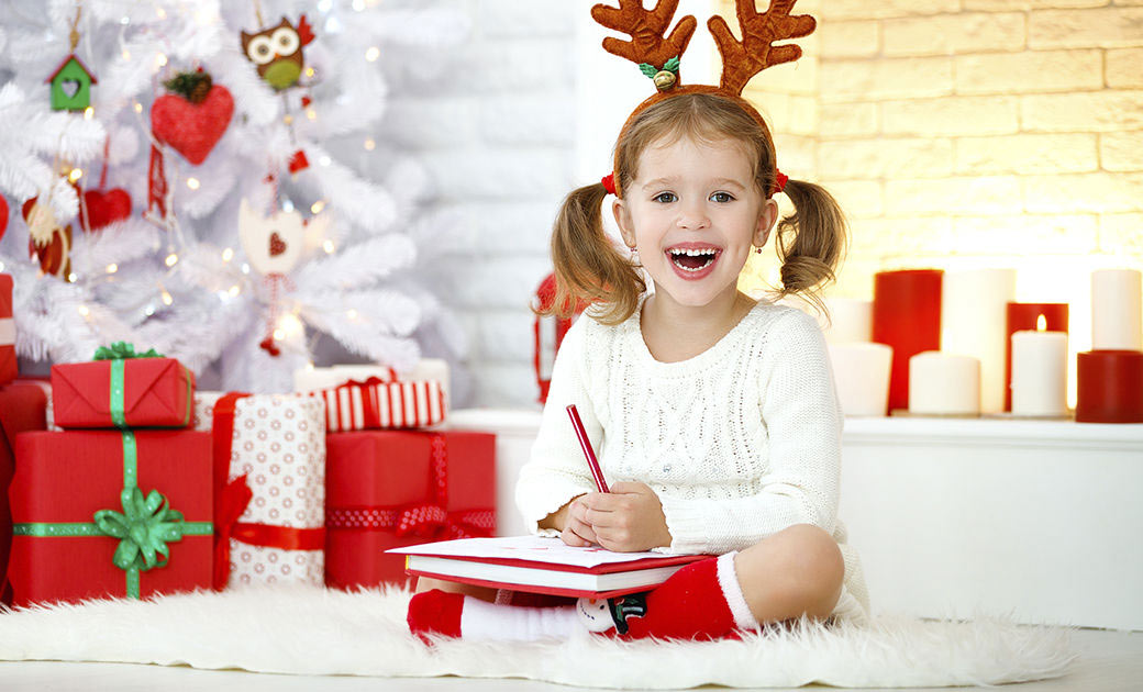 ребенок пишет письмо Деду Морозу